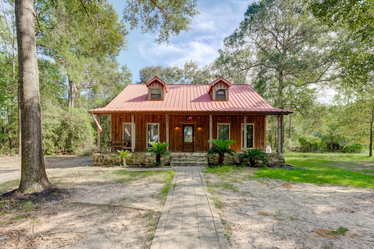 Exterior, Facade, Log Home