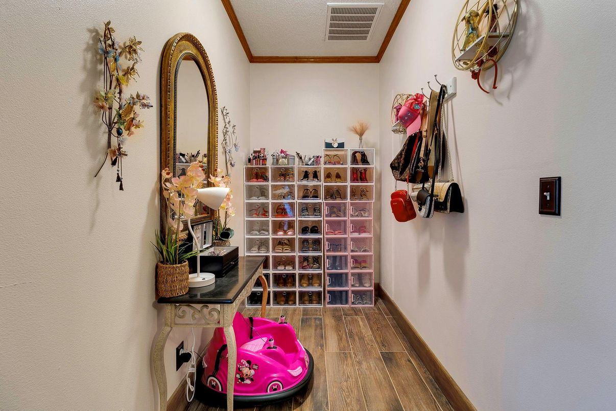 Interior, Walk-in Closets, Wood Texture Flooring