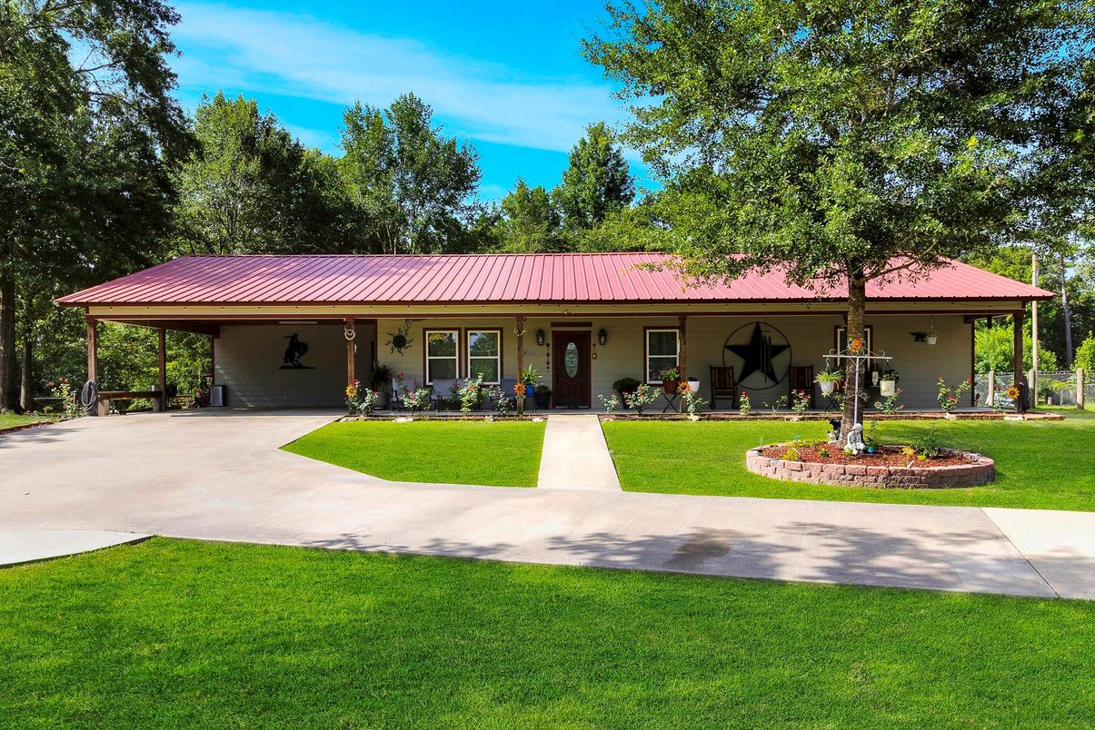 Backyard, Exterior, Facade, Ranch