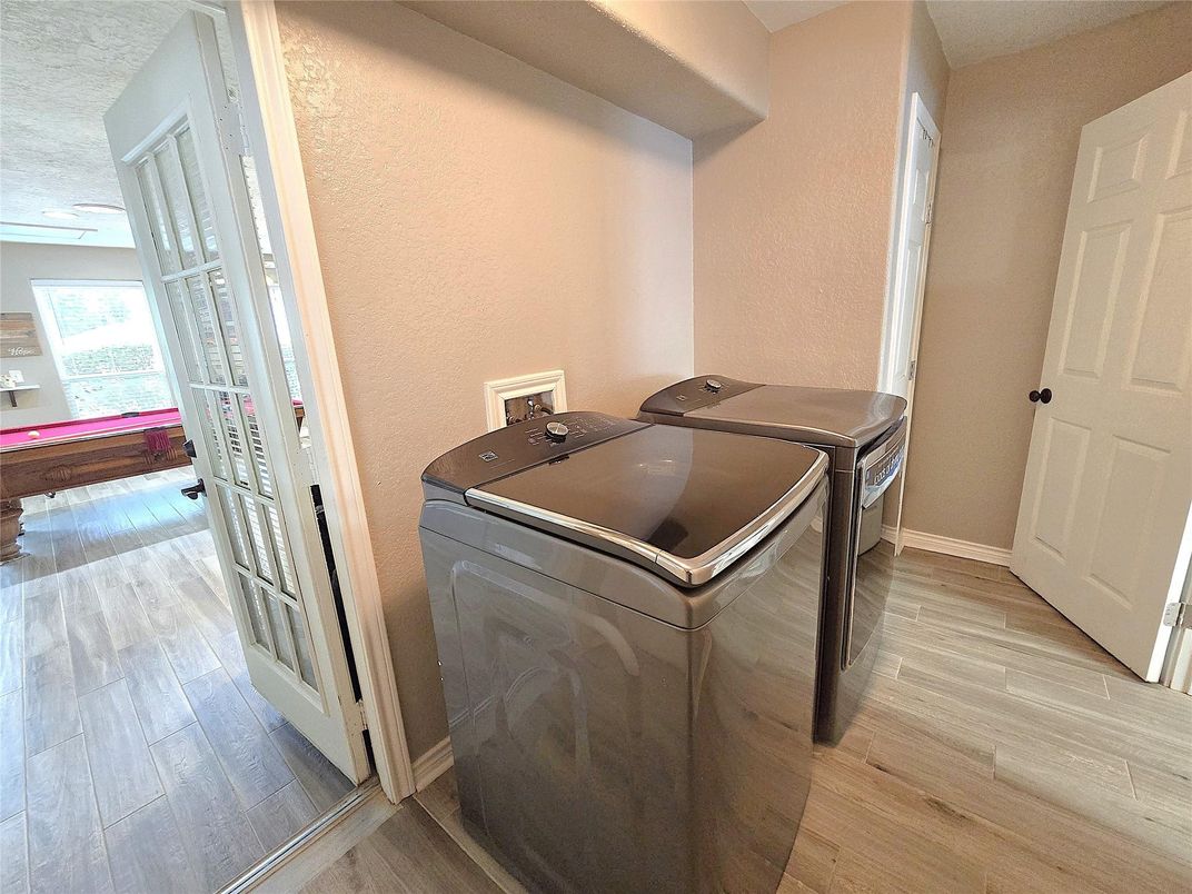 Interior, Washer, Wood Texture Flooring