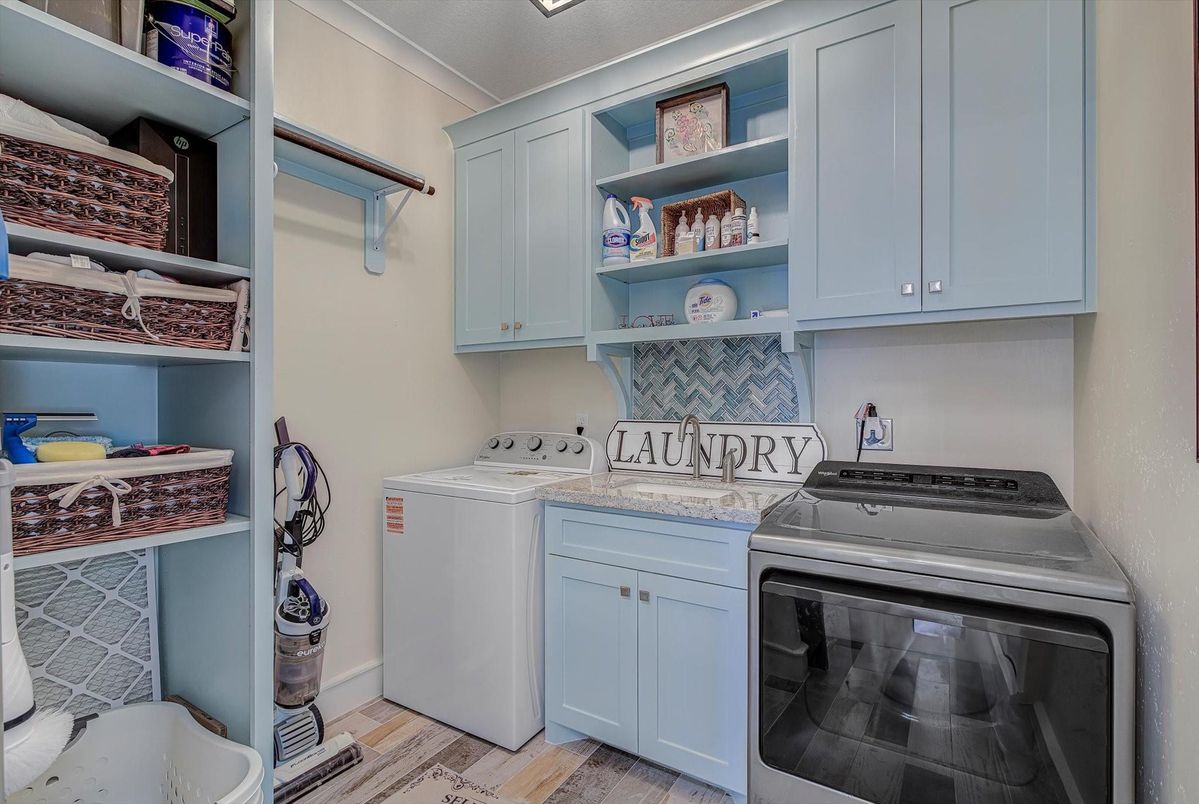 Interior, Washer, Wood Texture Flooring