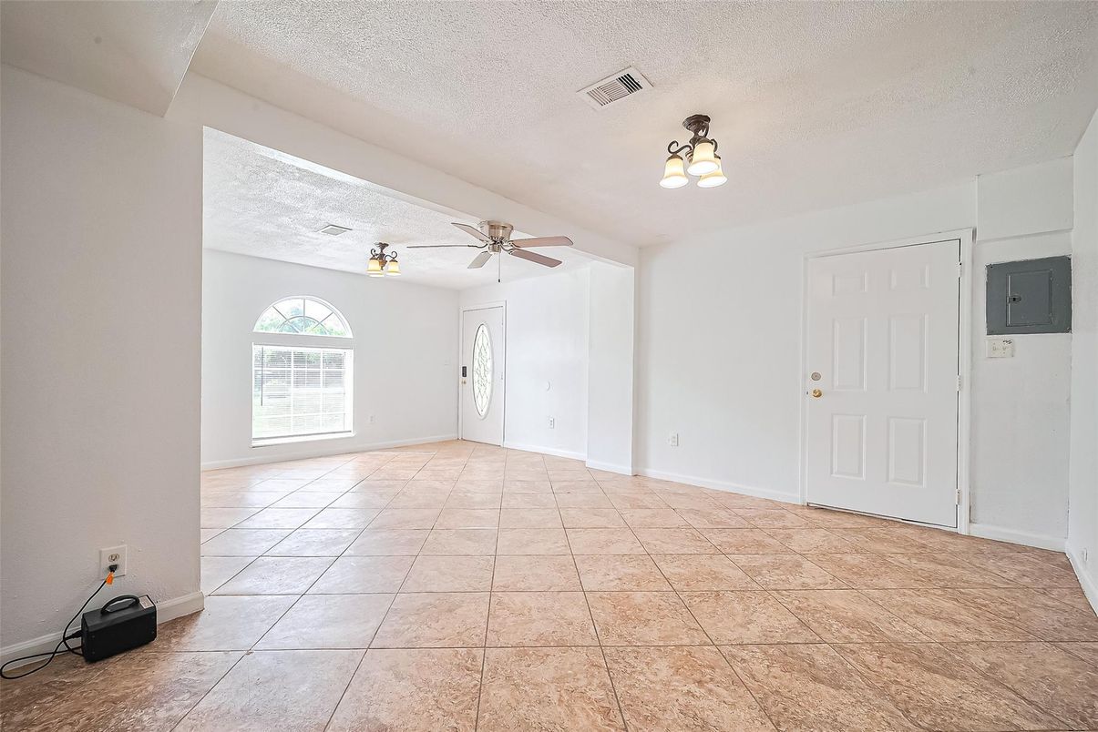 Empty room, Interior