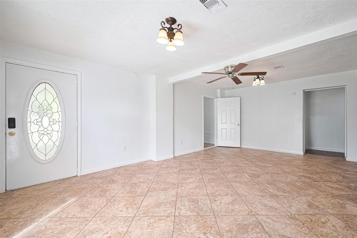 Empty room, Interior