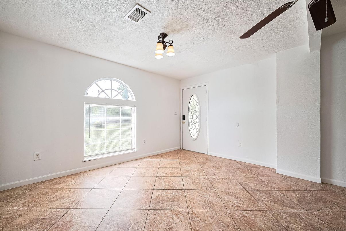 Empty room, Interior
