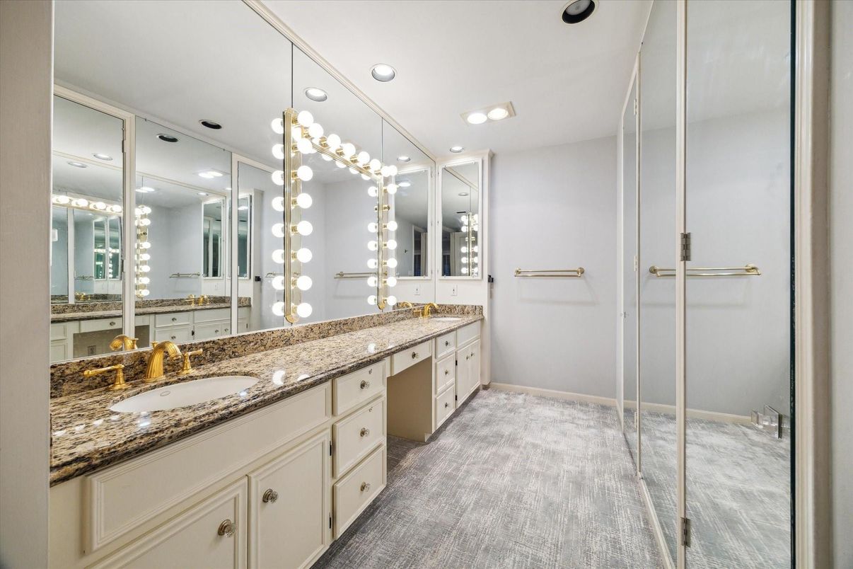 Bathroom, Dual Sink Vanities, Interior, Recessed Lighting