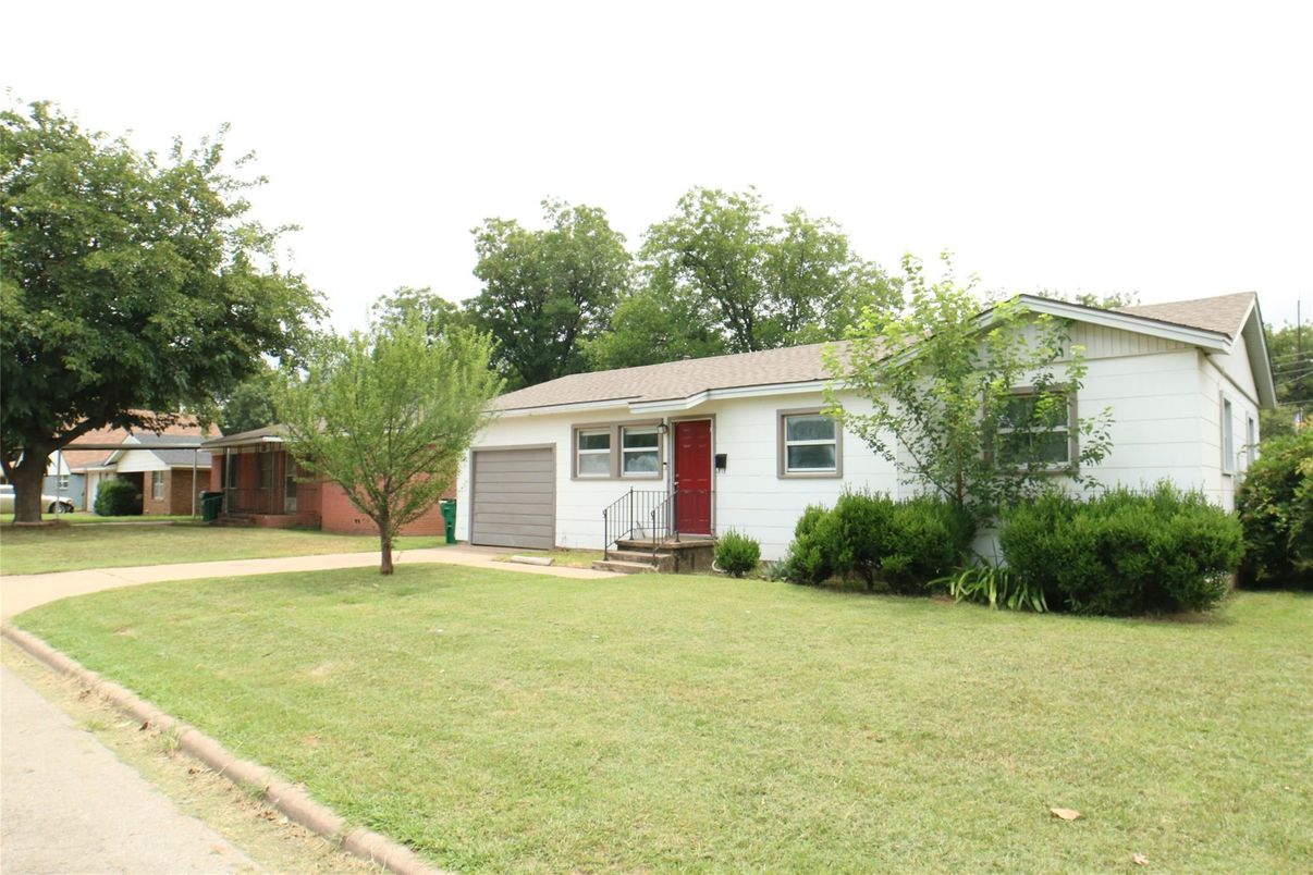 Backyard, Exterior, Facade, Ranch