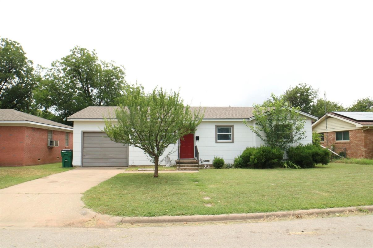Attached, Exterior, Facade, Brick Facade, Ranch