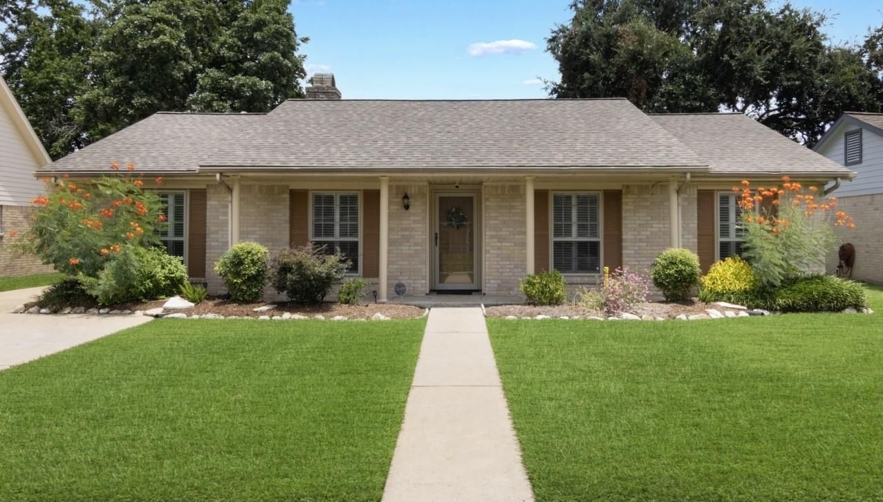 Exterior, Facade, Brick Facade, Ranch