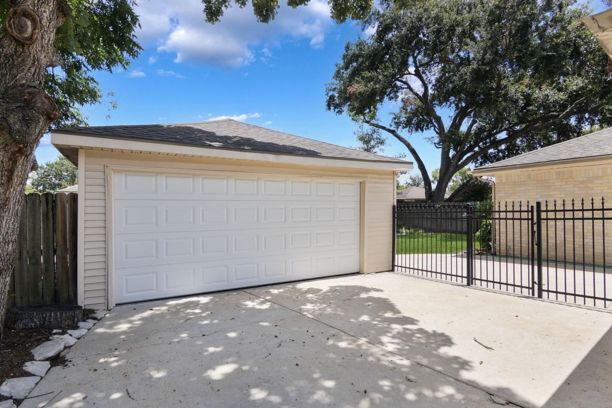 Detached Garage, Exterior