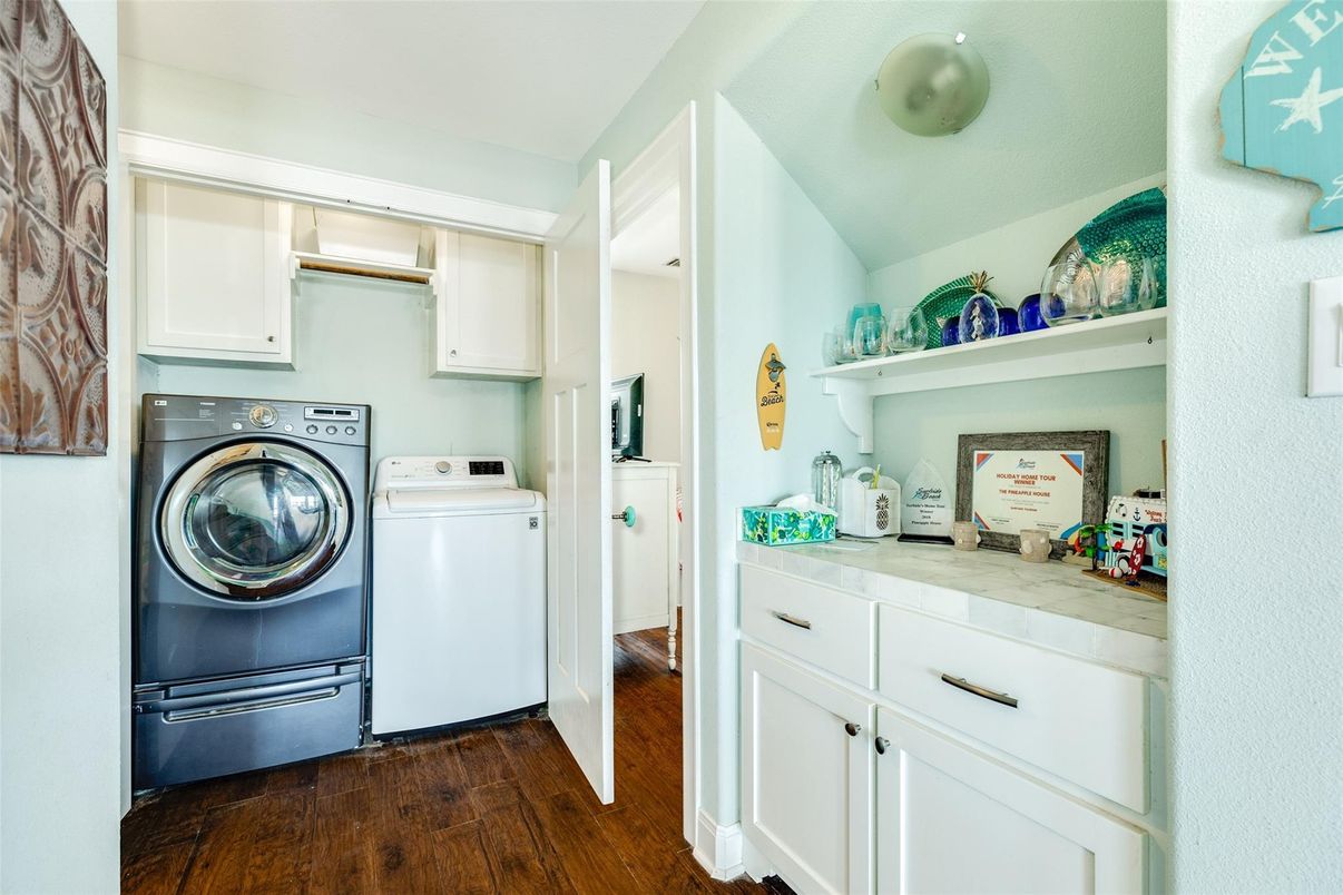 Interior, Washer, Wood Texture Flooring