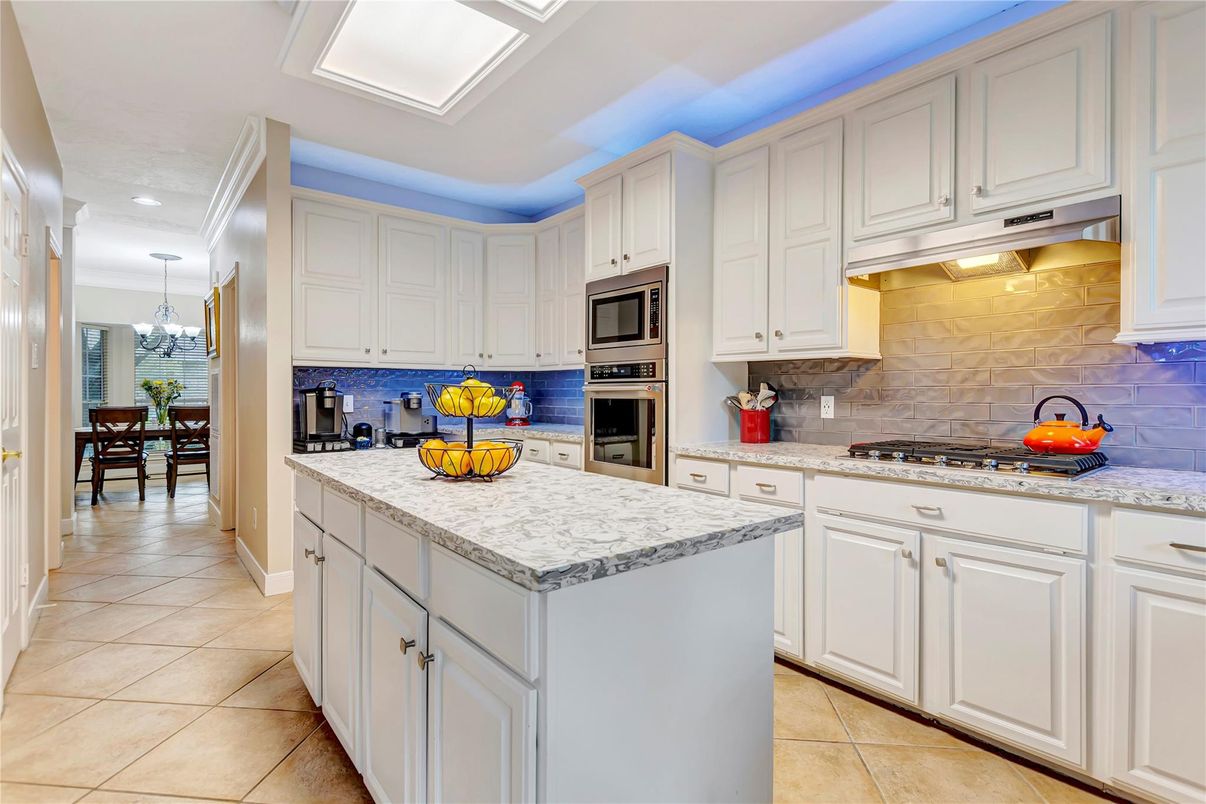Chandelier, Dining room, Interior, Kitchen, Pendant Lights, Recessed Lighting, Stainless Steel Appliances