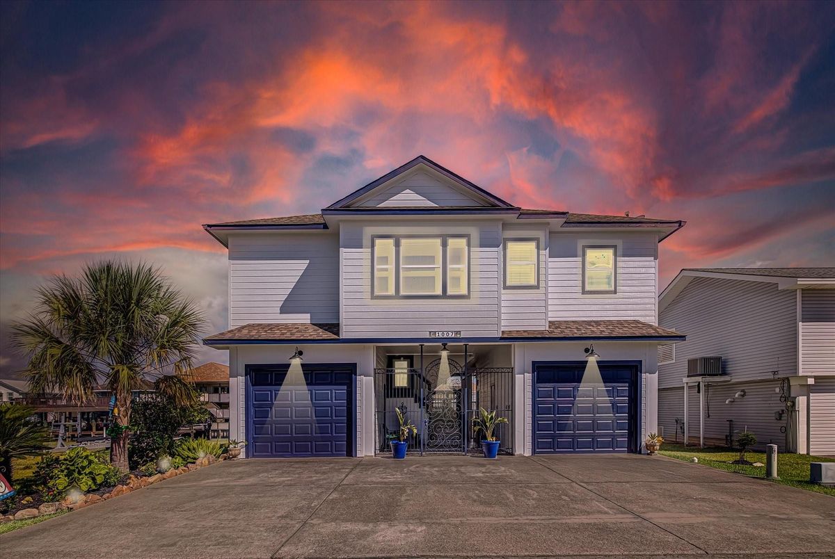 Attached, Exterior, Facade, American Craftsman