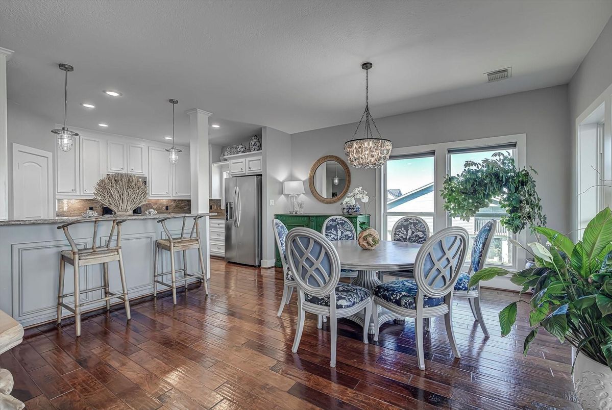 Chandelier, Dining room, Interior, Kitchen, Pendant Lights, Recessed Lighting, Wood Texture Flooring