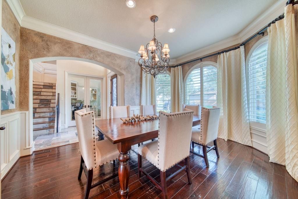 Chandelier, Dining room, Interior, Recessed Lighting, Wood Texture Flooring