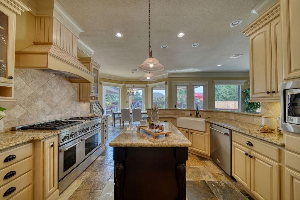 Dining room, Interior, Kitchen, Pendant Lights, Recessed Lighting, Stainless Steel Appliances