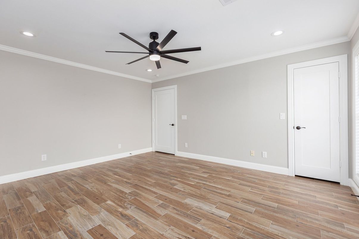 Empty room, Interior, Recessed Lighting, Wood Texture Flooring