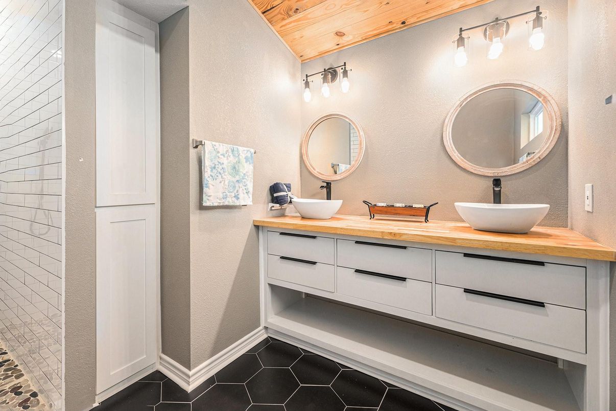 Bathroom, Dual Sink Vanities, Interior