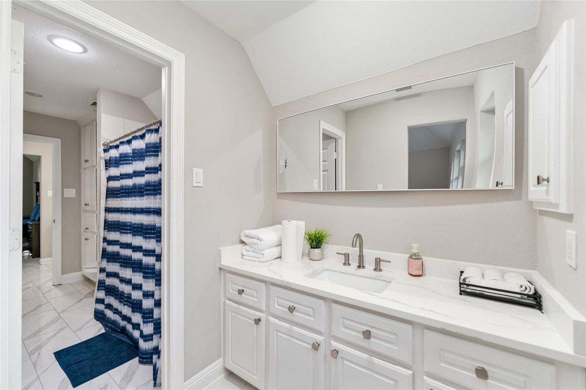 Bathroom, Dual Sink Vanities, Interior, Recessed Lighting