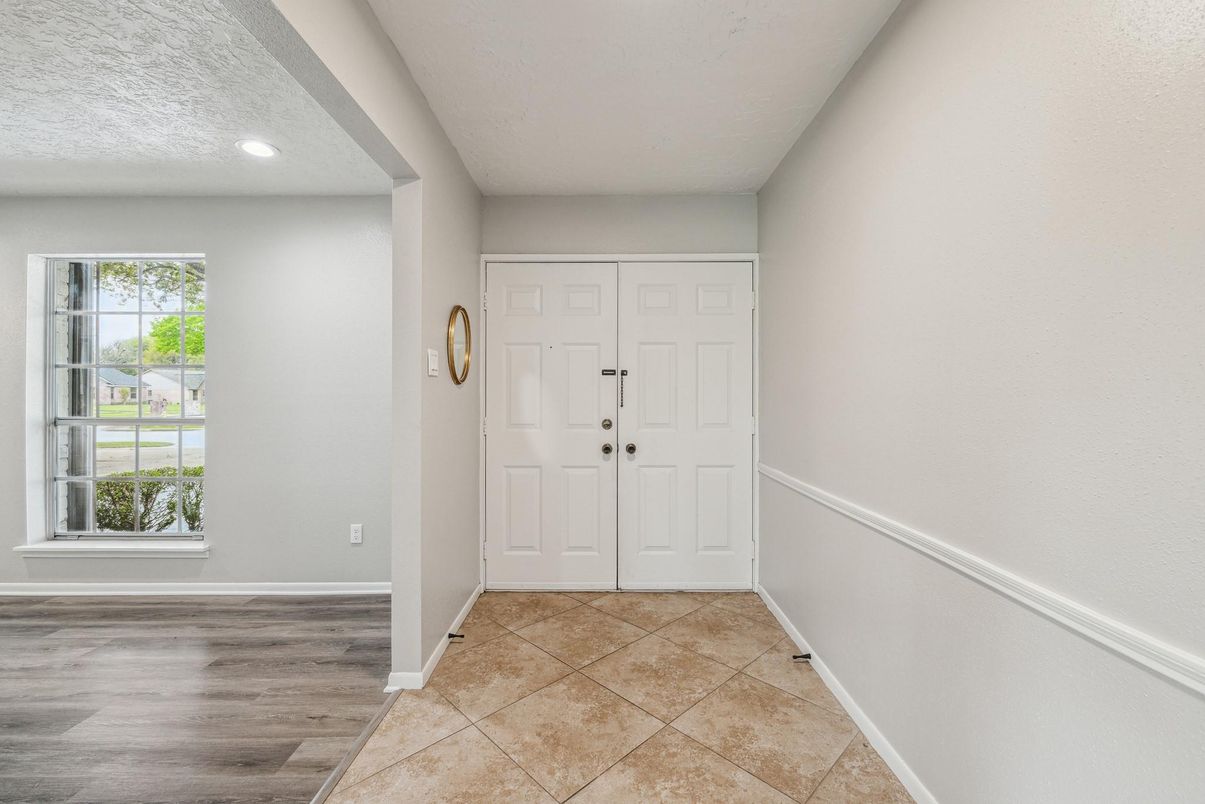 Interior, Recessed Lighting, Wood Texture Flooring