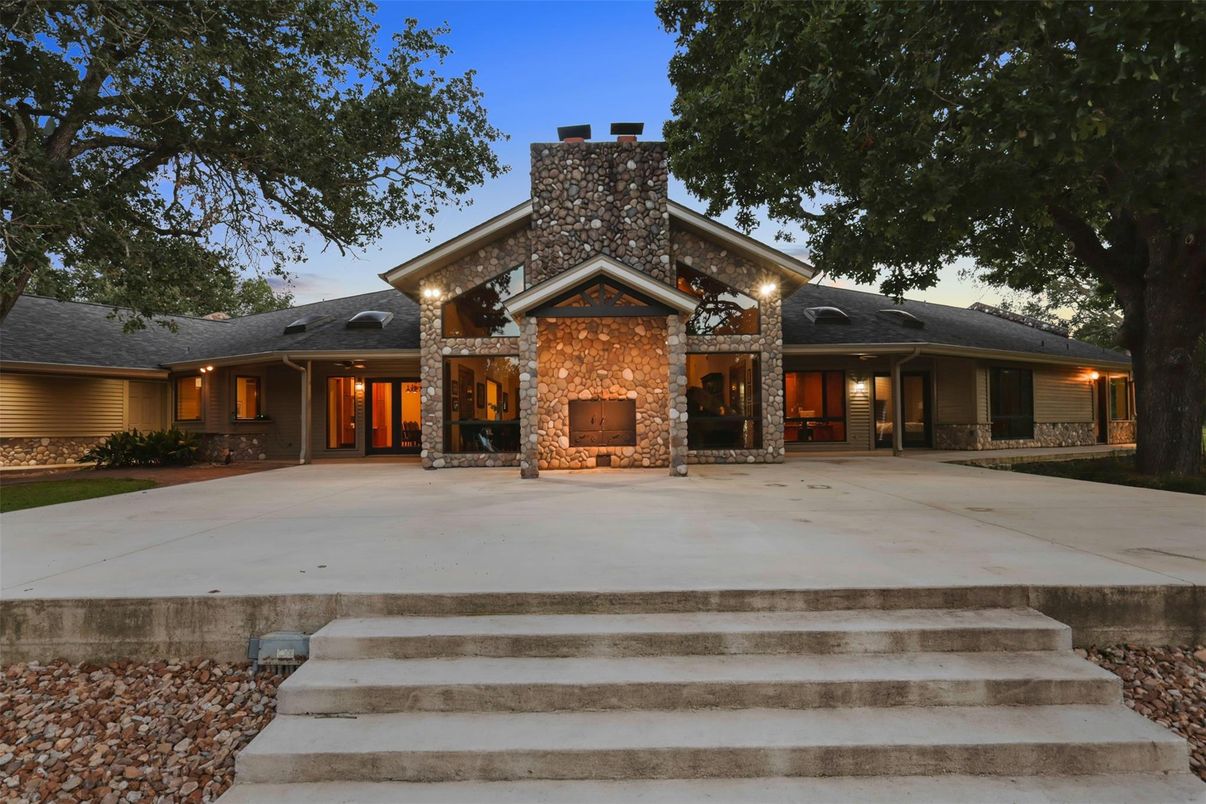 Backyard, Exterior, Facade, Ranch