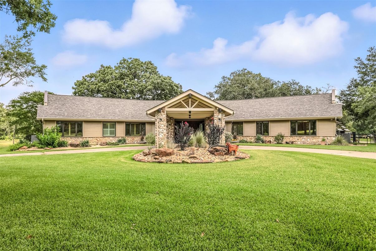 Backyard, Exterior, Facade, Ranch