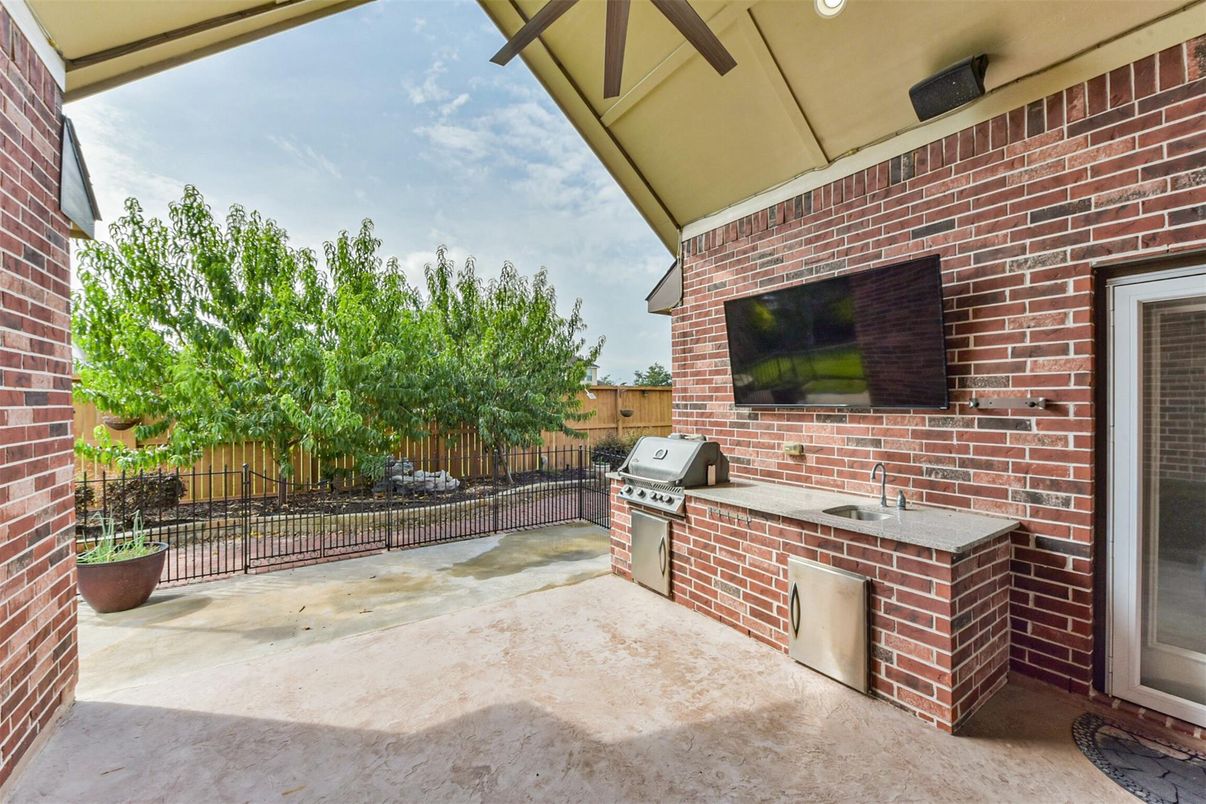 Exterior, Outdoor Kitchen
