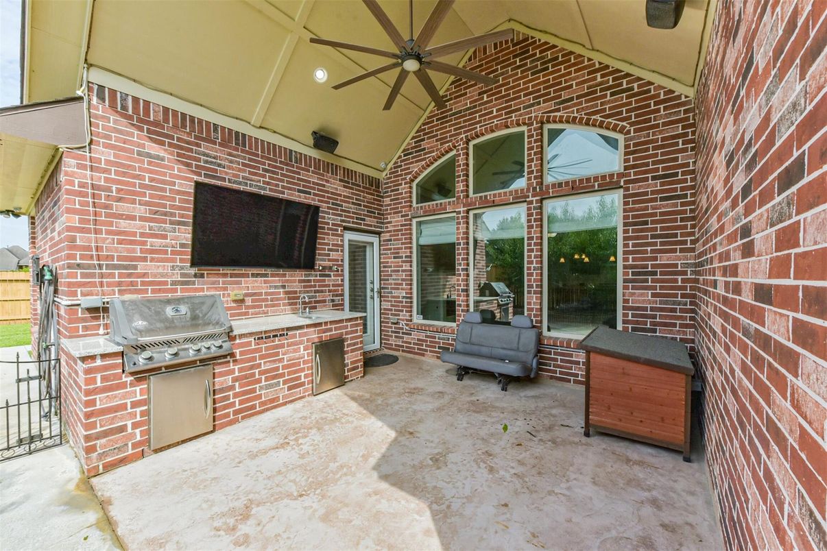Exterior, Outdoor Kitchen