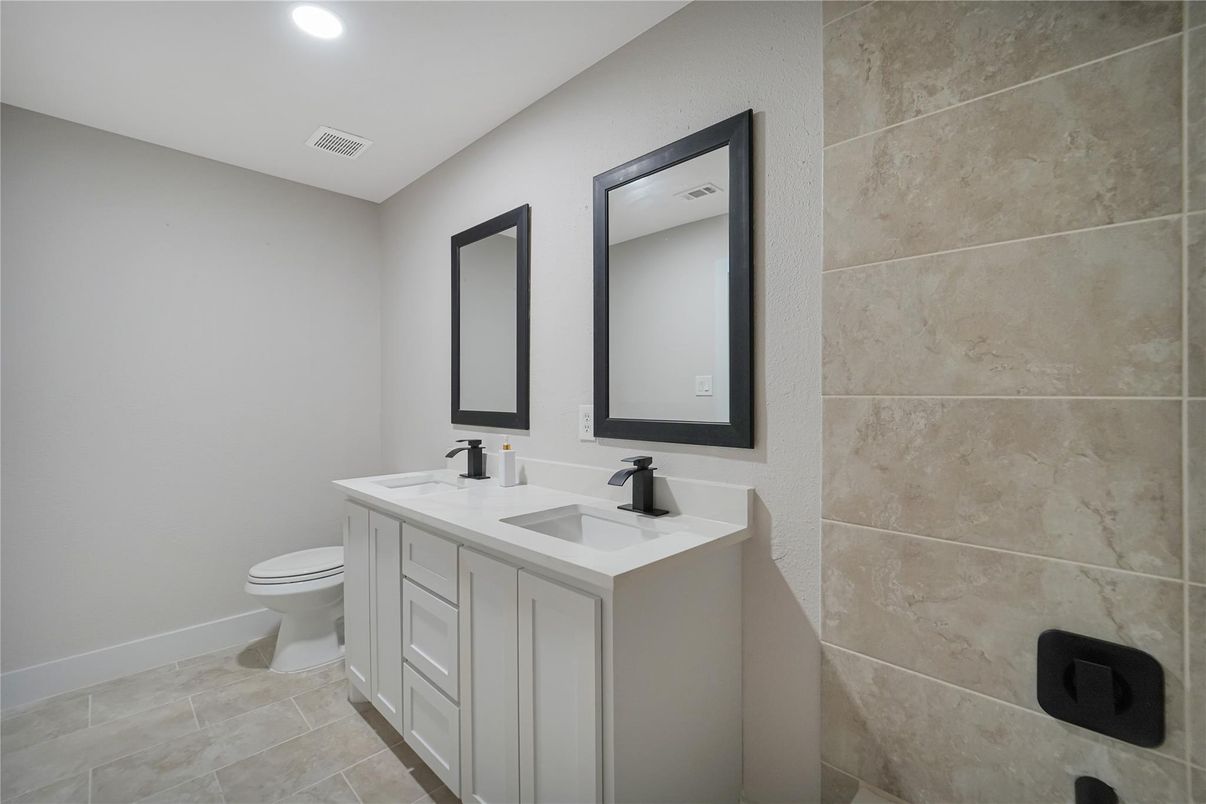 Bathroom, Dual Sink Vanities, Interior, Recessed Lighting