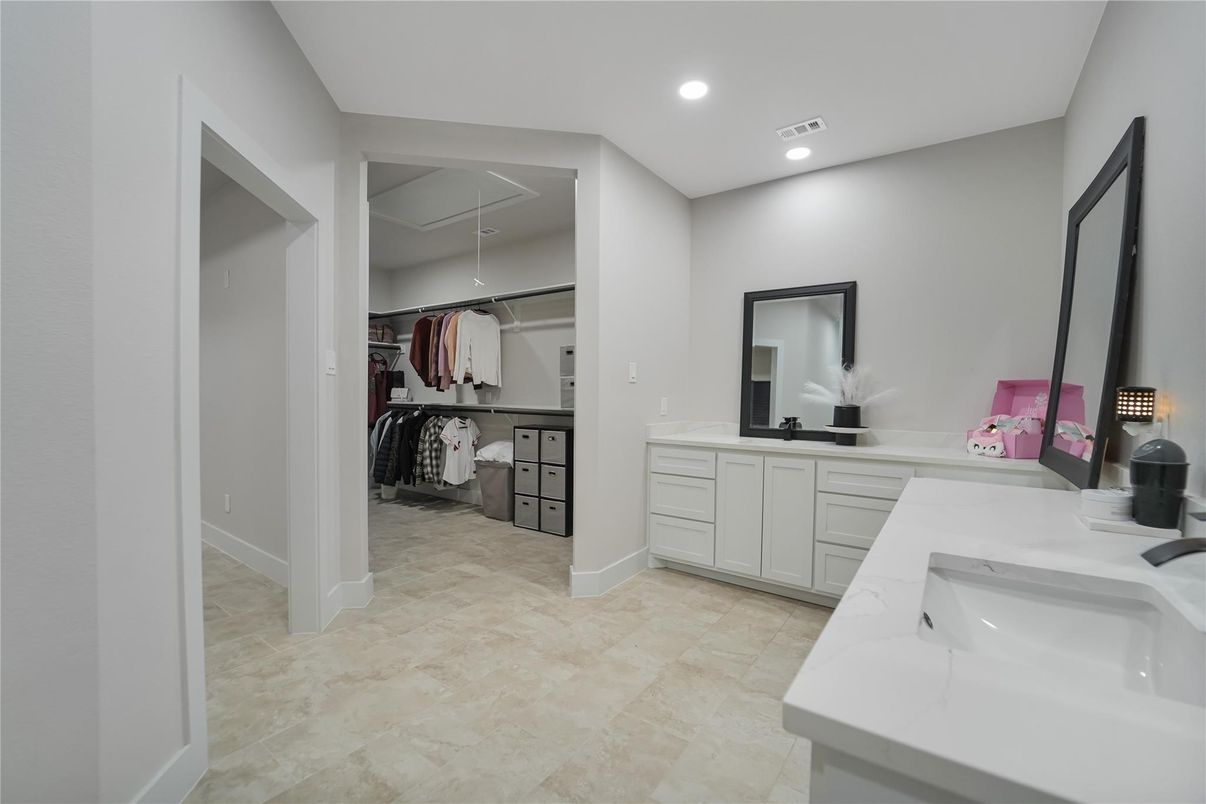 Bathroom, Dual Sink Vanities, Interior, Recessed Lighting