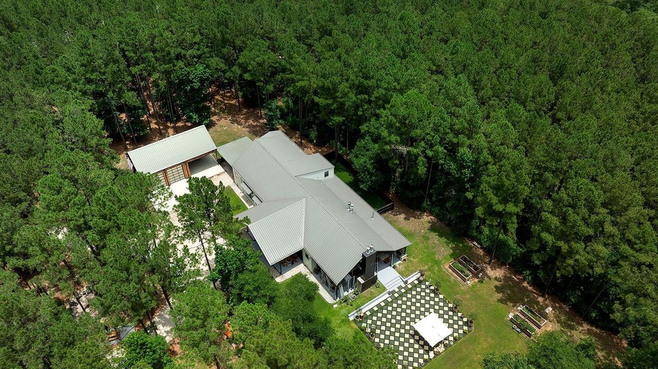 Exterior, Drone