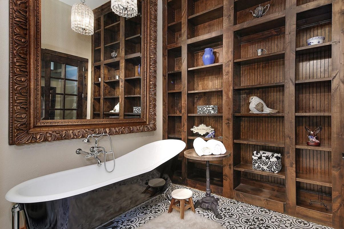 Bathroom, Chandelier, Free Standing Baths, Interior, Pendant Lights