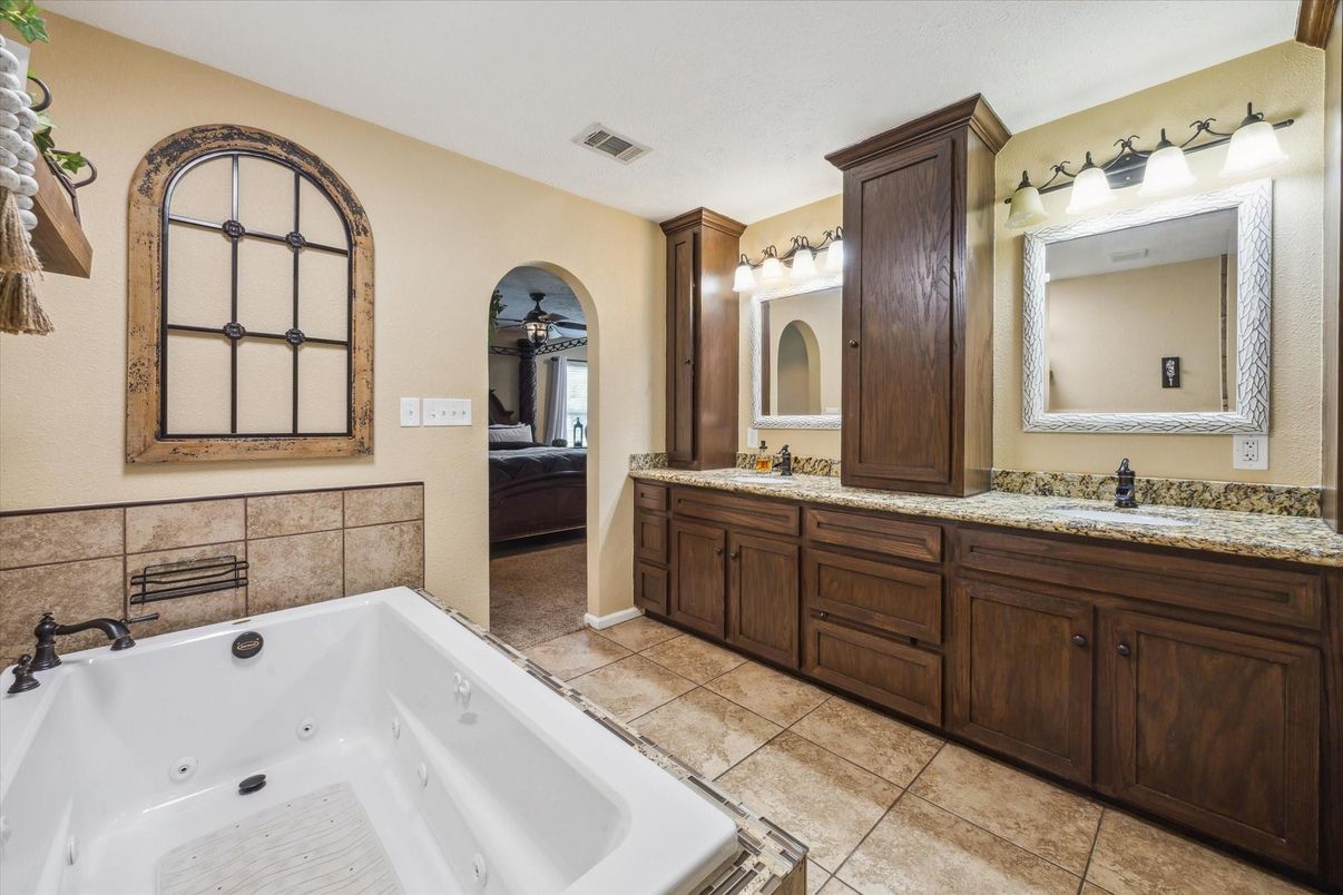 Bathroom, Dual Sink Vanities, Interior