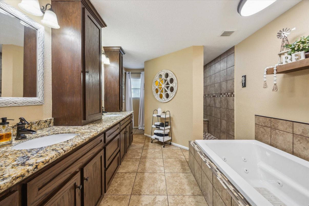 Bathroom, Dual Sink Vanities, Interior
