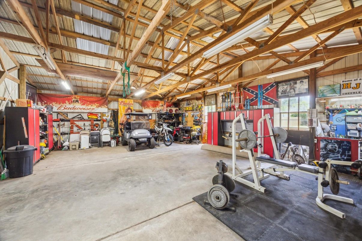 Fitness Equipment, Garage, Interior, Wooden Beams