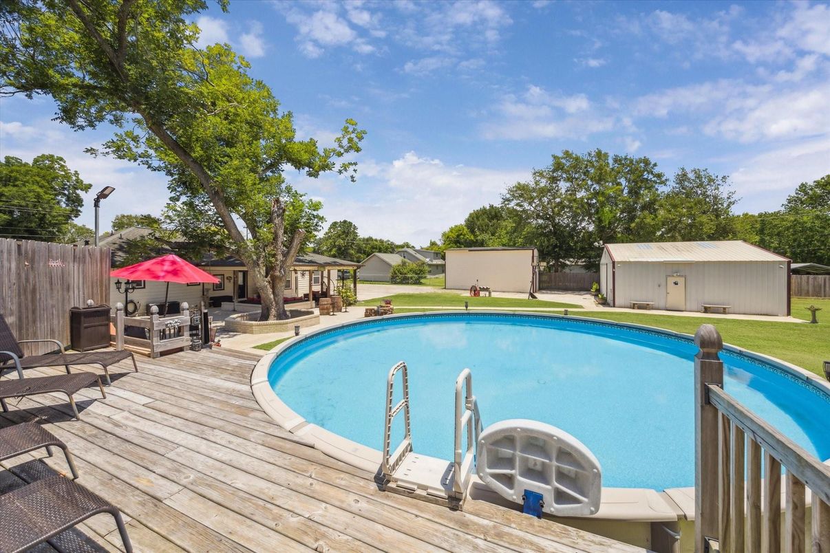 Exterior, Pool
