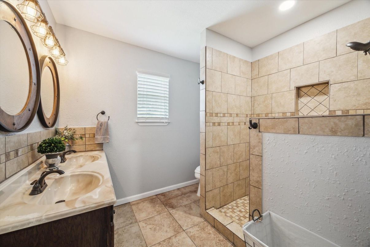 Bathroom, Dual Sink Vanities, Interior, Recessed Lighting