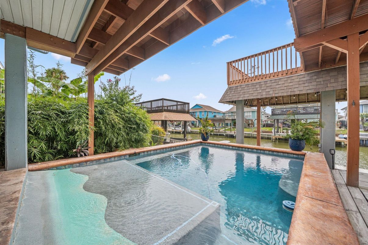 Exterior, Pool
