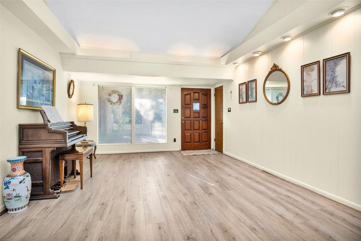 Interior, Piano, Recessed Lighting, Wood Texture Flooring