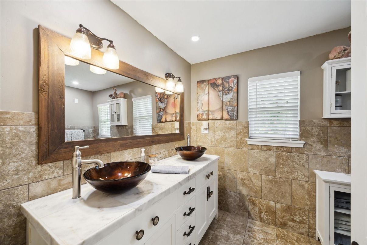 Bathroom, Dual Sink Vanities, Interior, Recessed Lighting