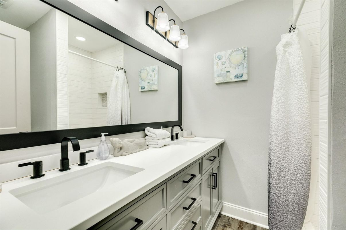 Bathroom, Dual Sink Vanities, Interior, Recessed Lighting