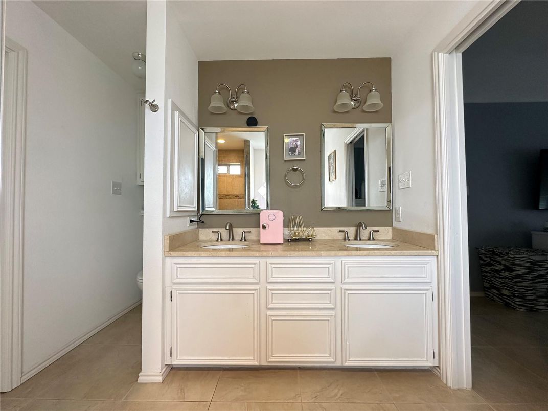 Bathroom, Dual Sink Vanities, Interior