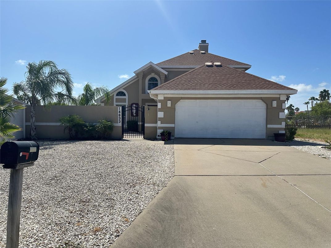 Attached, Exterior, Facade, American Craftsman