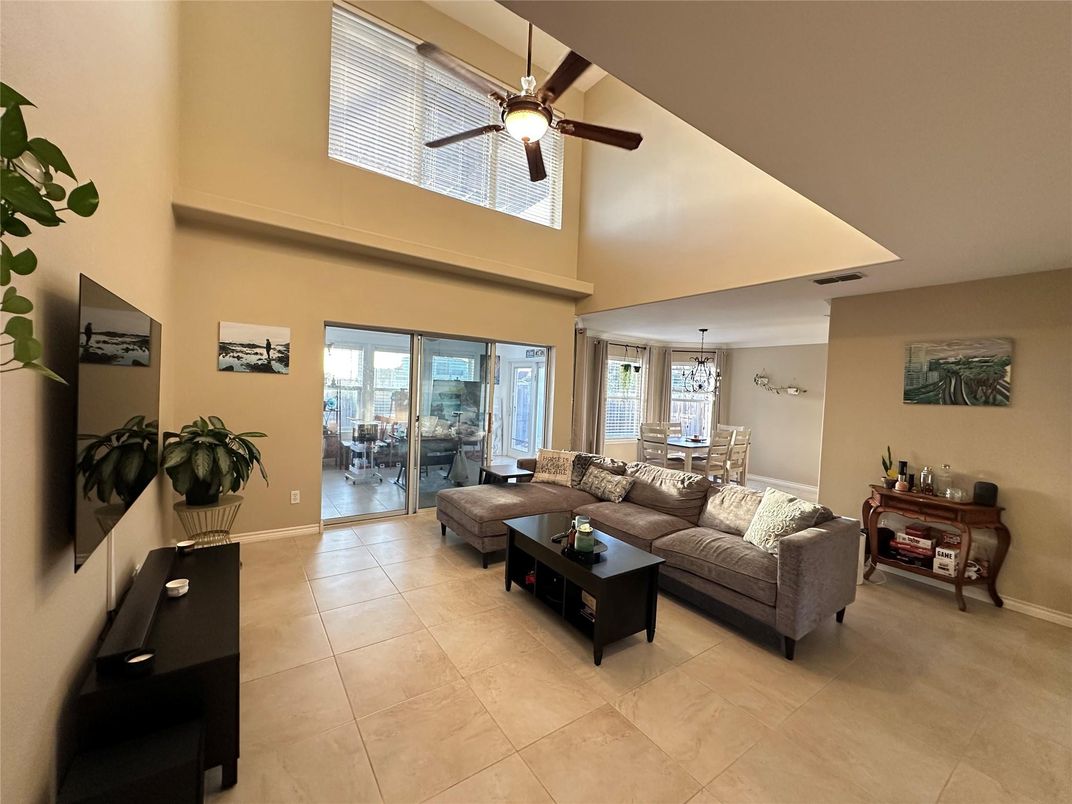 Chandelier, Dining room, Interior, Living room, Pendant Lights