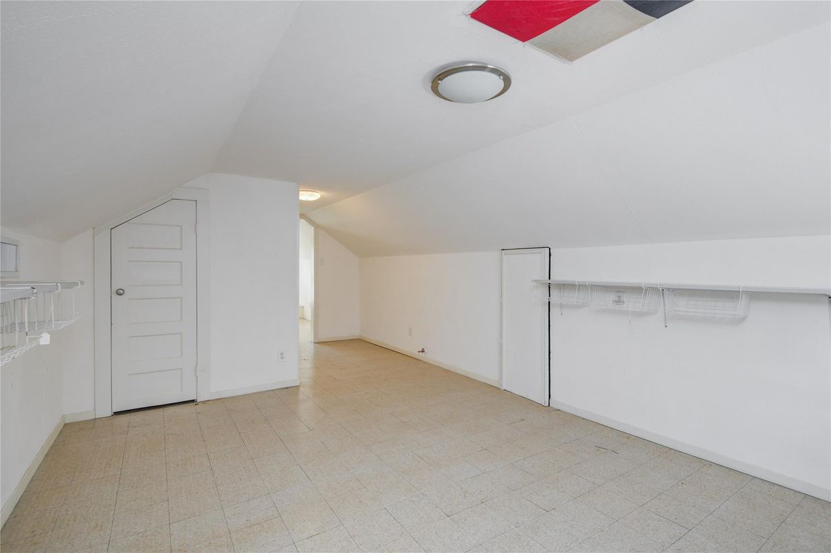 Empty room, Interior