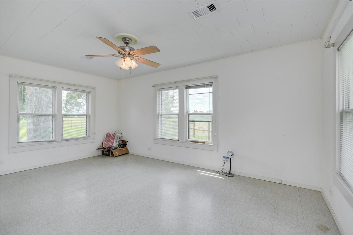 Empty room, Interior