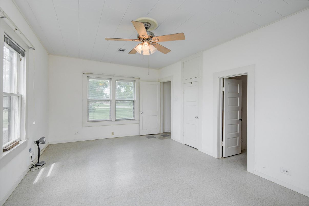 Empty room, Interior