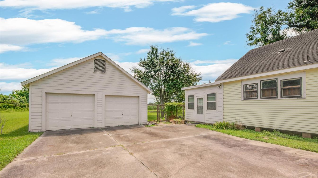 Detached Garage, Exterior
