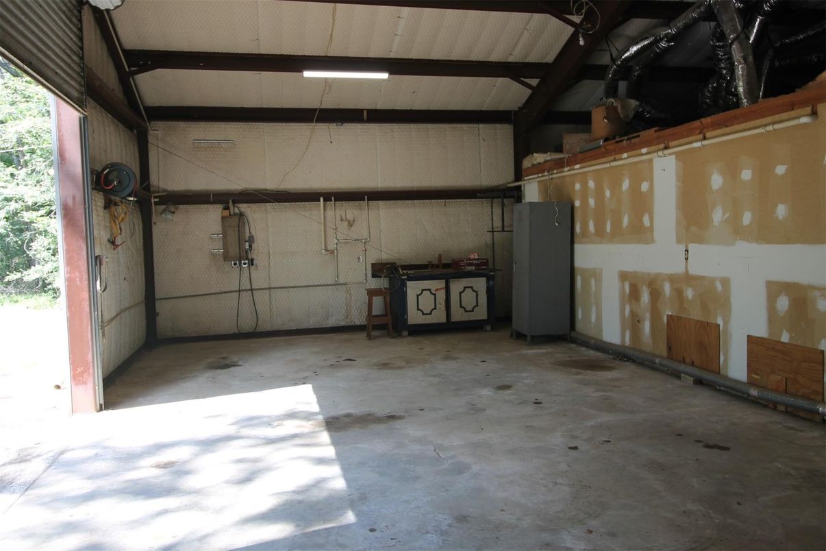 Exterior, Garage