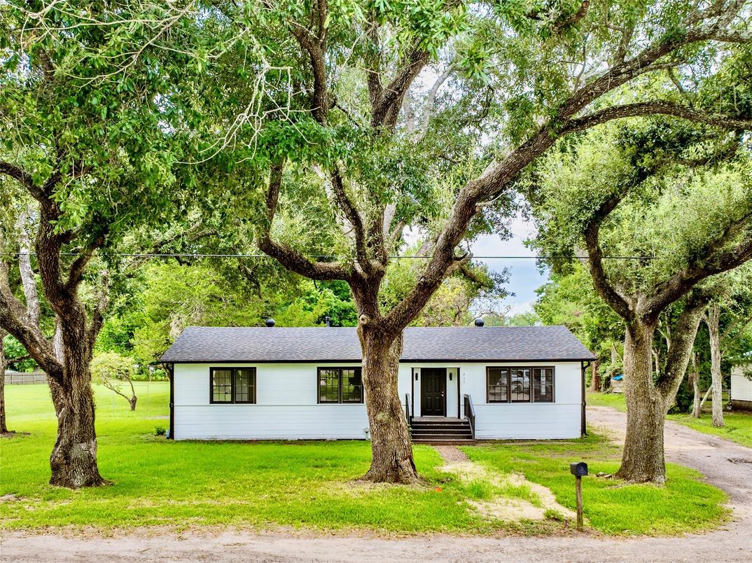 Backyard, Exterior, Facade, Ranch