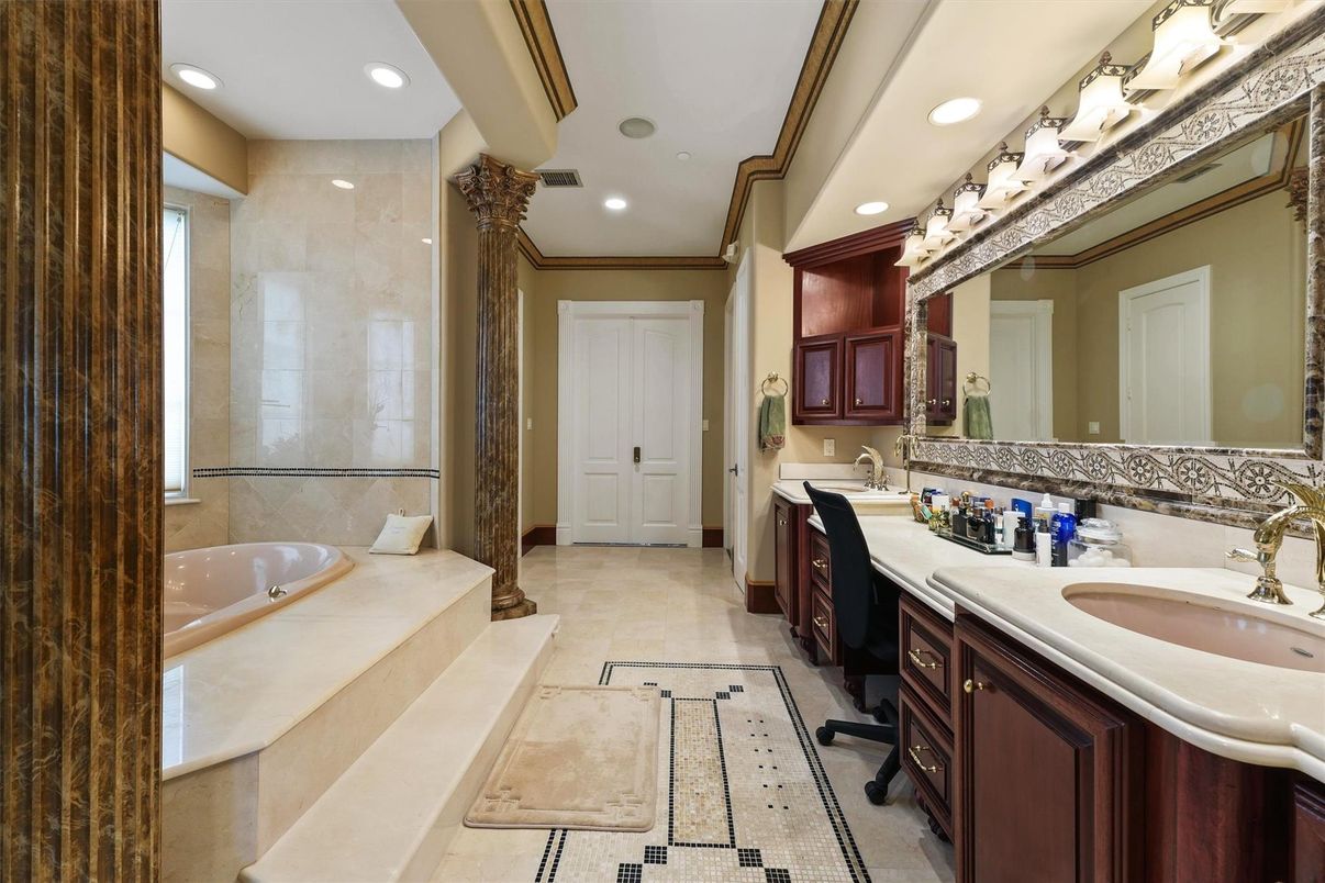 Bathroom, Dual Sink Vanities, Interior, Recessed Lighting